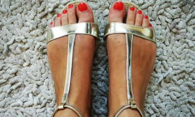 golden-gladiator-sandals-for-summer.-red-polishnail